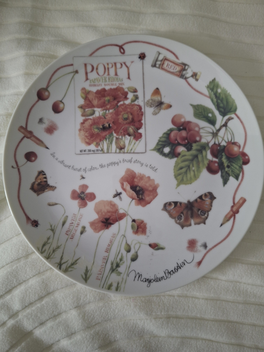 Vintage Marjolein Bastin Hallmark 1995  Nature's Reds Plate. Red Poppy. NWOT.